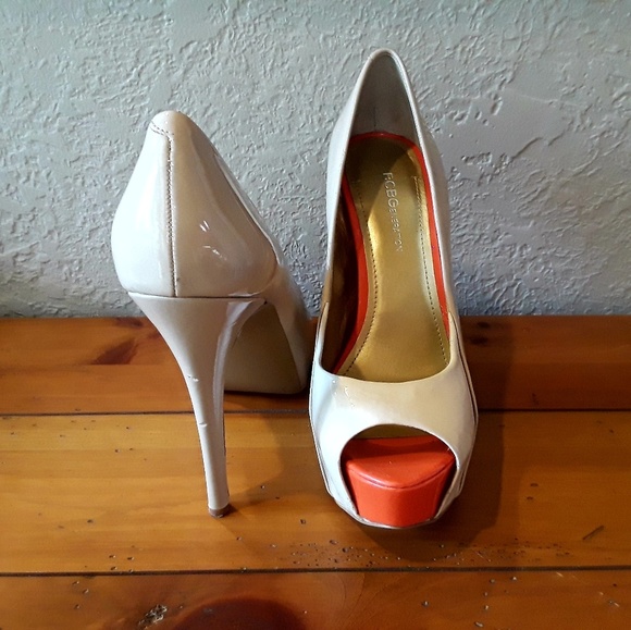🎉HP🎉 BCBG Heels - Picture 3 of 4